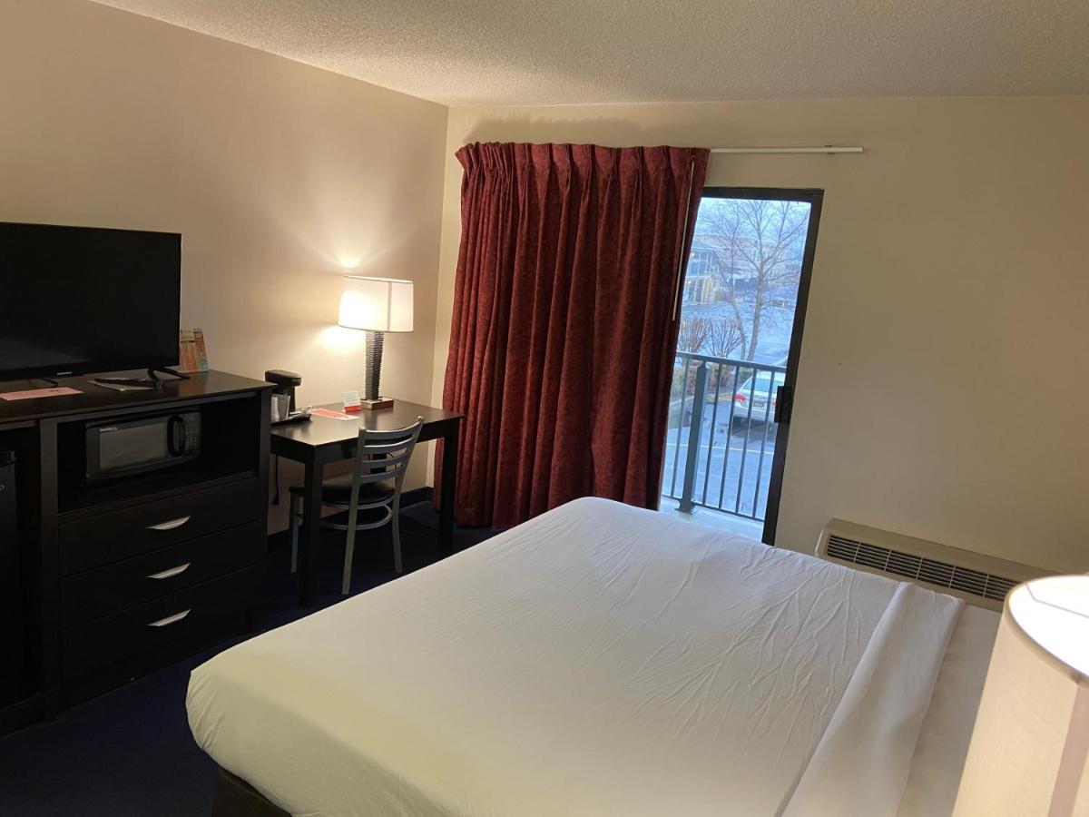 Econo Lodge Inn & Suites Рехобът Бийч Екстериор снимка