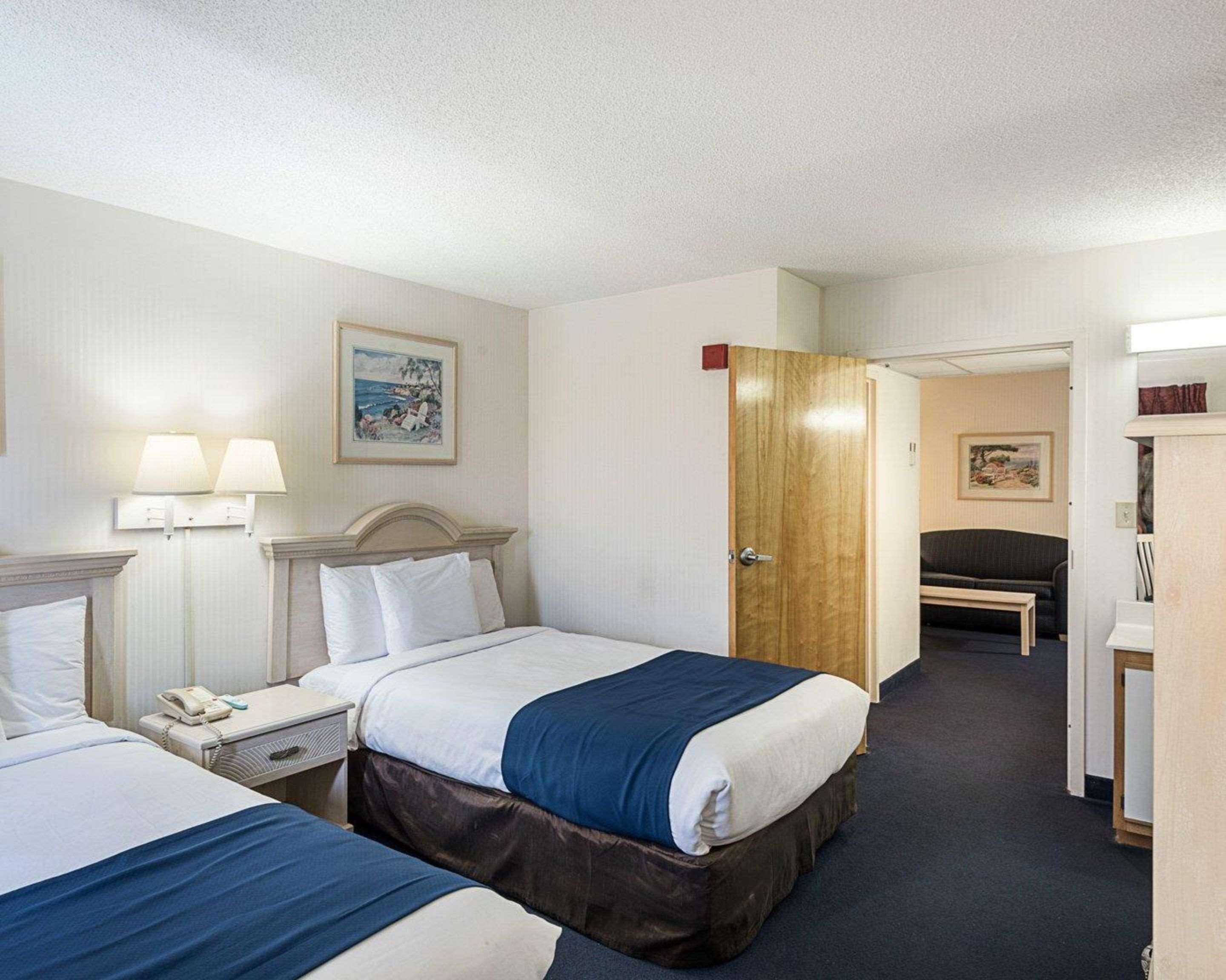 Econo Lodge Inn & Suites Рехобът Бийч Екстериор снимка