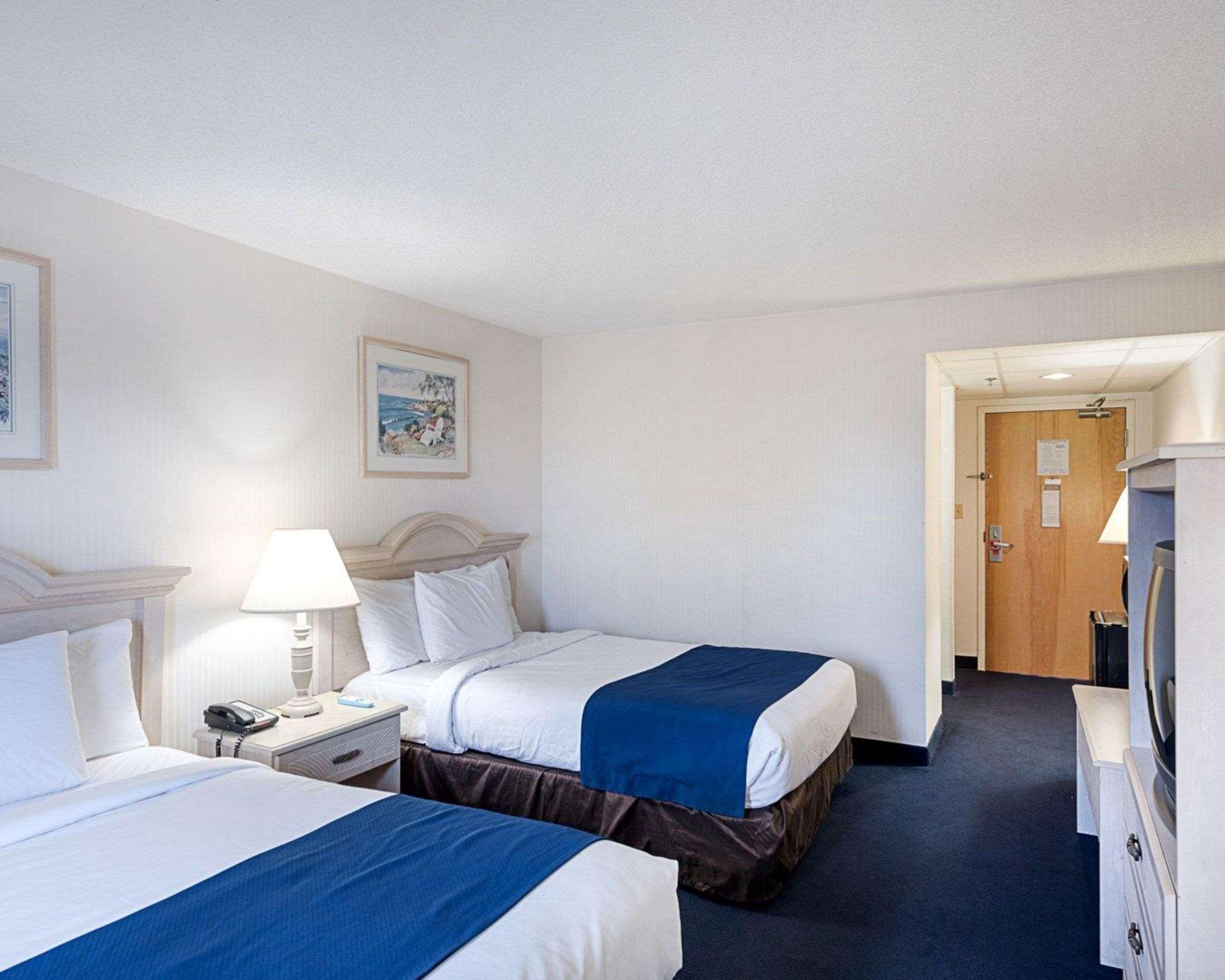 Econo Lodge Inn & Suites Рехобът Бийч Екстериор снимка