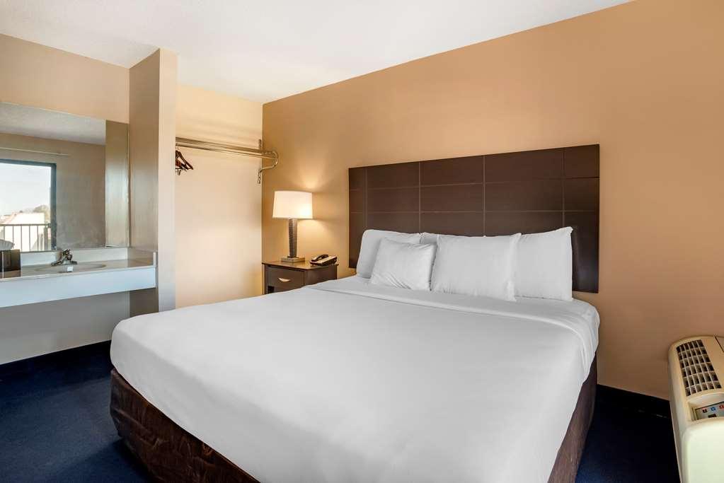 Econo Lodge Inn & Suites Рехобът Бийч Стая снимка